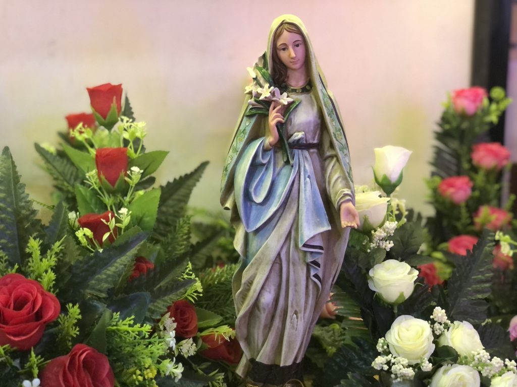 Tượng Đức Mẹ Hoa Huệ 30 cm, mẫu Italia, được nhượng quyền sản xuất tại Việt Nam. Hiện nay, Tượng Đức Mẹ Hoa Huệ đang là mẫu Tượng Đức Mẹ được quan tâm nhiều nhất trên các diễn đàn mạng xã hội của Người Công Giáo.