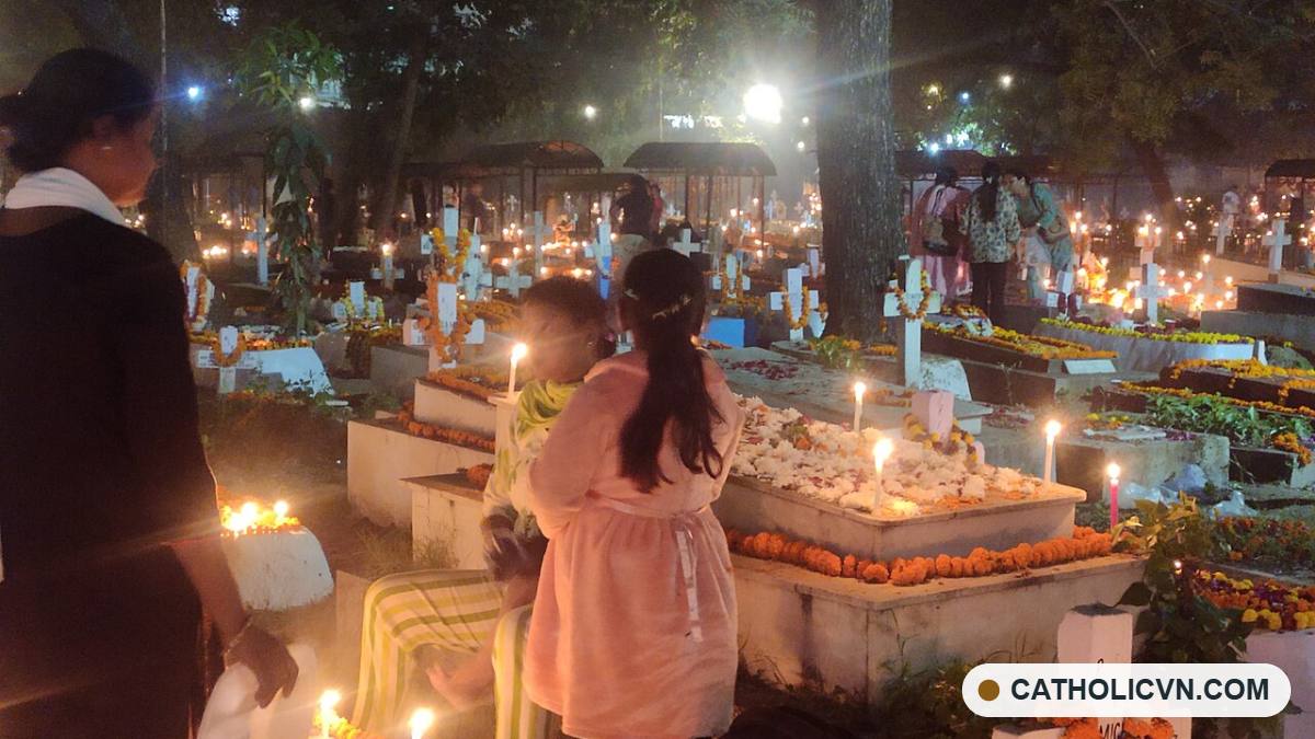 Nến thắp tại nghĩa trang Công giáo dịp cầu cho các linh hồn