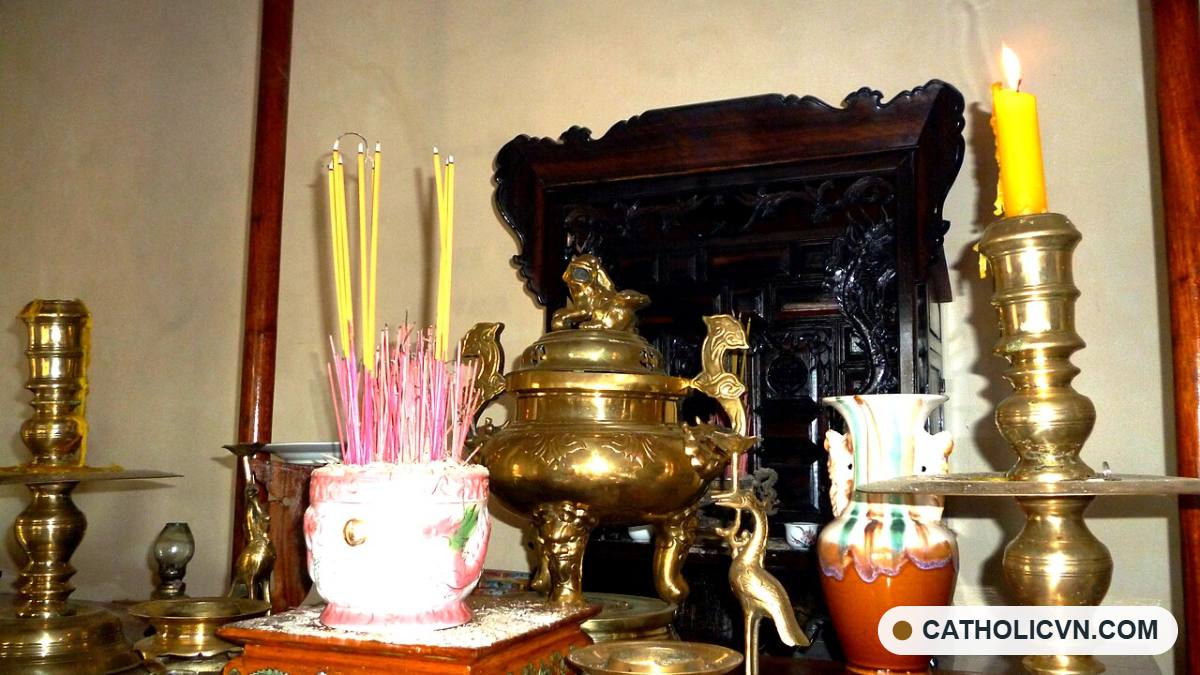 Bàn thờ tổ tiên trong nhà thờ họ tại Việt Nam